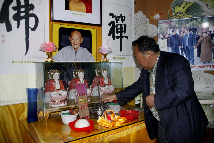 4鸡鸣山集团董事长赵万仓敬香.jpg