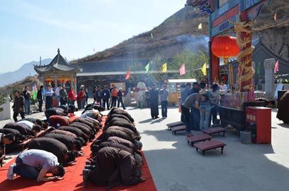 第十七届鸡鸣山民俗文化庙会数万香客烧香纳福02.jpg