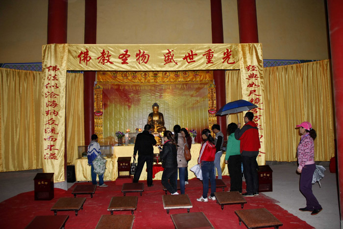 6游客瞻仰佛祖舍利.jpg